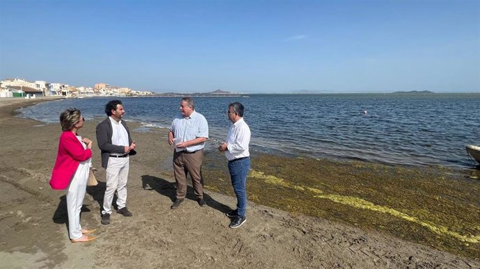 El senador del PP, Francisco Bernabé, junto con el senador Juan María Vázquez, el diputado nacional Juan Luis Pedreño y la concejal del Litoral del Ayuntamiento de Cartagena, Cristina Pérez, en su visita al Mar Menor