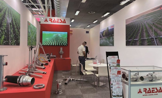 Expositor de Raesa en una feria.