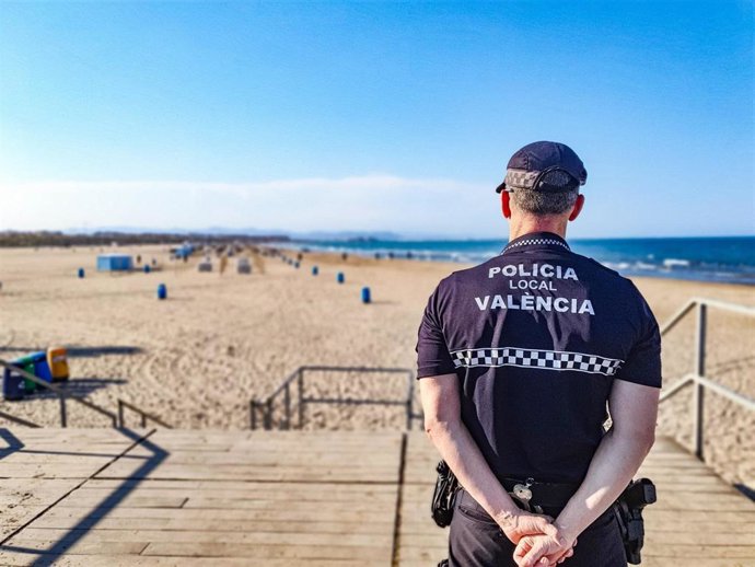 Imagen de un policía local de Valncia dentro del dispositivo de vigilancia de playas durante el verano.
