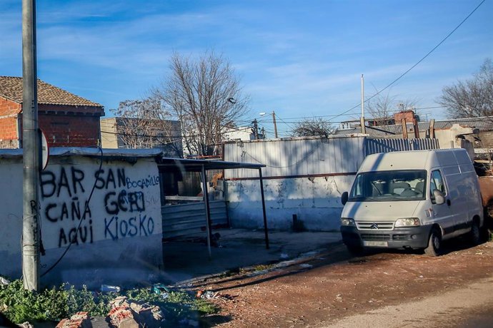 Archivo - Una furgoneta aparcada en el Sector 6 de la Cañada Real.