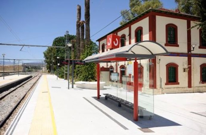 Imagen de la estación de Aljaima y su andén principal