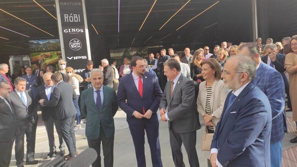 Adrián Barbón y Alfredo Canteli, en la inauguración de la zona gastronómica del Gran Bulevar El Vasco