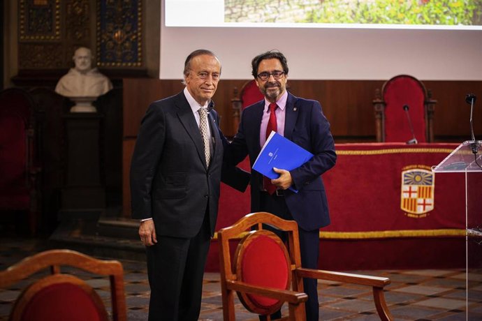 Archivo - El presidente de Familia Torres, Miguel Agustín Torres, y el rector de la UB, Joan Gurdia, en la IX edición de la Jornada Ambiental.