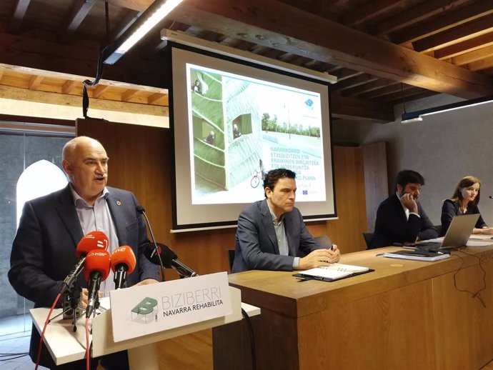 El consejero José M Aierdi interviene en la presentación del 'Plan Biziberri / Navarra Rehabilita'