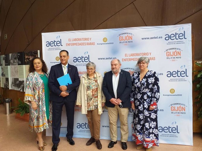 El presidente de la Asociación Nacional de Técnicos de Laboratorio, Juan Carlos Rodríguez (segundo por la izda), y la alcaldesa de Gijón, Ana González, antes de inagurar el 33 Congreso de la Asociación Nacional de Técnicos de Laboratorio, en Gijón