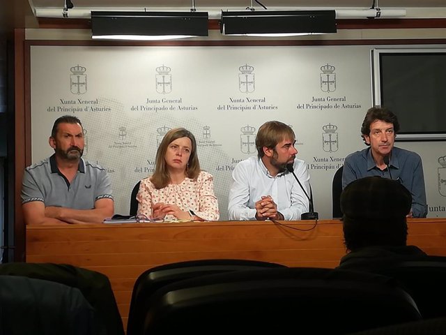 El diputado de Podemos Daniel Ripa y la portavoz de Somos Oviedo, Ana Taboada, con trabajadores de la fábrica de armas de Trubia