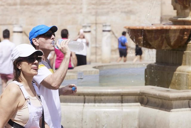 Un señor bebe agua para combatir el calor en una imagen de archivo