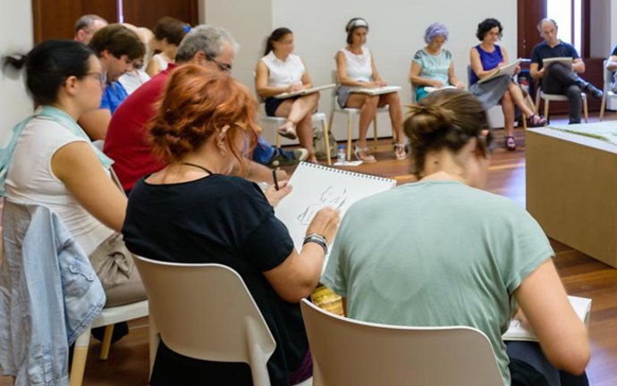 Asistentes a un taller de pintura en el Museo Picasso Málaga