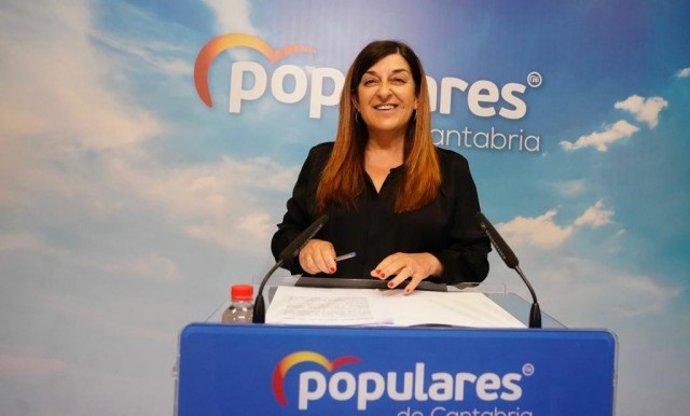 María José Sáenz de Buruaga, presidenta del PP de Cantabria, en rueda de prensa