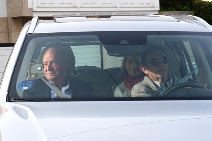 El Rey emérito Juan Carlos I a su llegada a la vivienda de su amigo, Pedro Campos, a 19 de mayo de 2022, en Sanxenxo, Pontevedra, Galicia (España). El Rey emérito, Juan Carlos I, ha llegado esta tarde al aeropuerto de Peinador en Vigo, a bordo de un vue