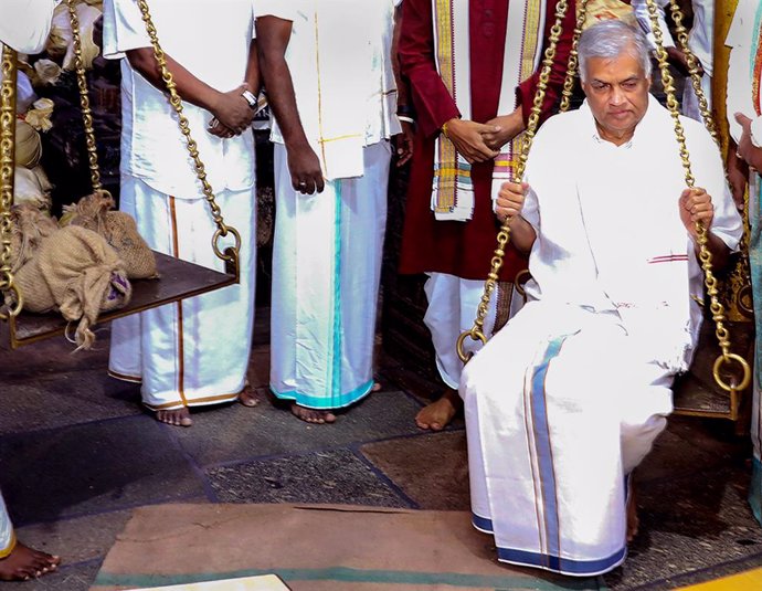 Archivo - 03 March 2019, India, Tirupati: Sri Lankan Prime Minister Ranil Wickremesinghe sits on a scale to make an offering under the Thulabaram practice at Lord Venkateswara temple. Photo: Satnaryan/PTI/dpa