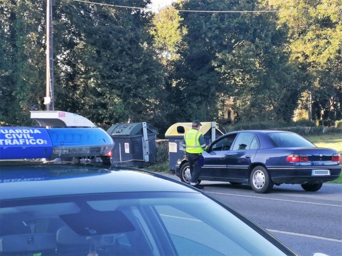 Archivo - Control de tráfico de la Guardia Civil en la provincia de Lugo