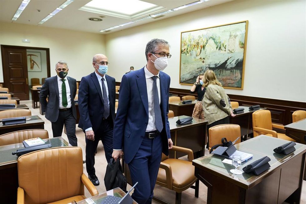 Archivo - El gobernador del Banco de España, Pablo Hernández de Cos a su llegada a la Comisión de Asuntos Económicos y Transformación Digital en la sala Cánovas del Congreso 