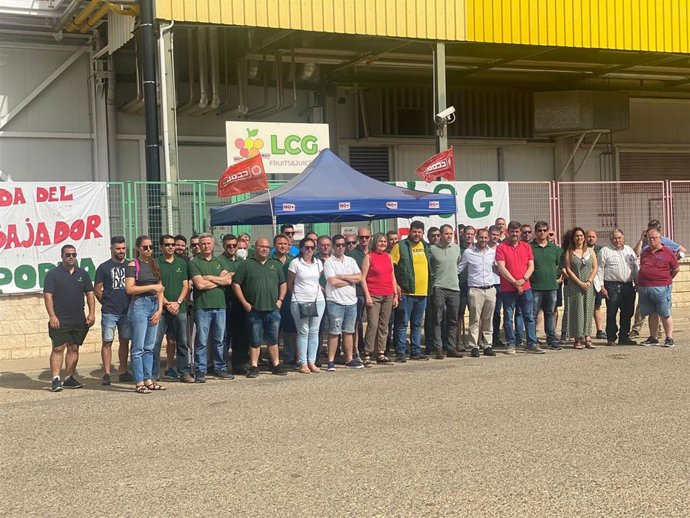 Marina Borrego y Toni Valero (centro), con los trabajadores de LCG Fruit.
