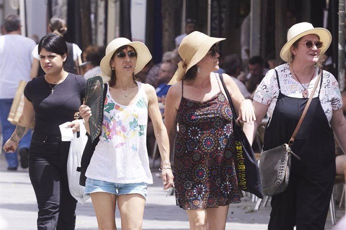 Una señora abanicándose para combatir el calor durante el primer día de altas temperaturas en Sevilla, a 19 de mayo de 2022 en Sevilla (Andalucía, España)