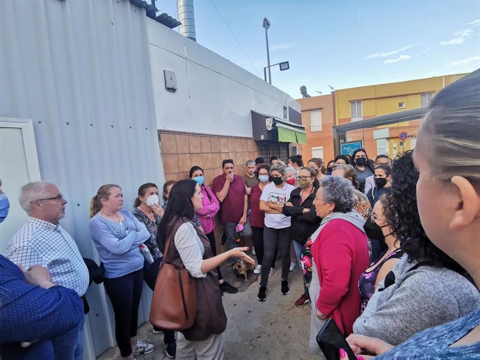 La concejal de Cs Amelia Velázquez reunida con vecinos de Valderrozas que alertan de cambios en la línea 16 de Tussam.