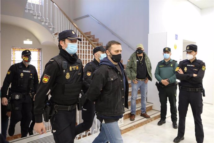 Archivo - El acusado Norbert Feher, alias Igor el Ruso', a su llegada escoltado a un juicio en la Audiencia Provincial de Teruel