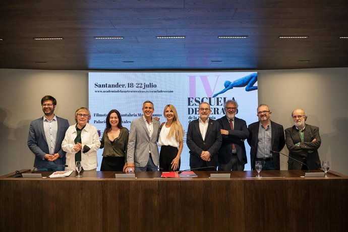 El vicepresidente de Cantabria, Pablo Zuloaga, la presidenta de la Academia de las Artes Escénicas de España, Cayetana Guillén, y el rector de la Universidad de Cantabria, Ángel Pazos, presentan la cuarta edición de la Escuela de Verano.