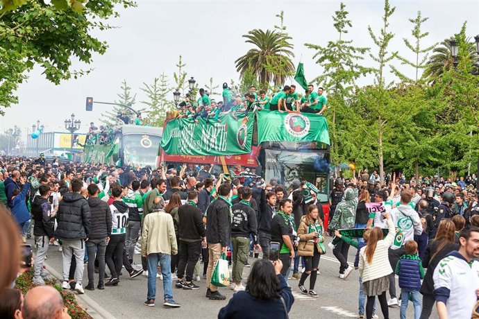 Los jugadores del Real Racing Club de Santander celebran en un autobús su ascenso a segunda división