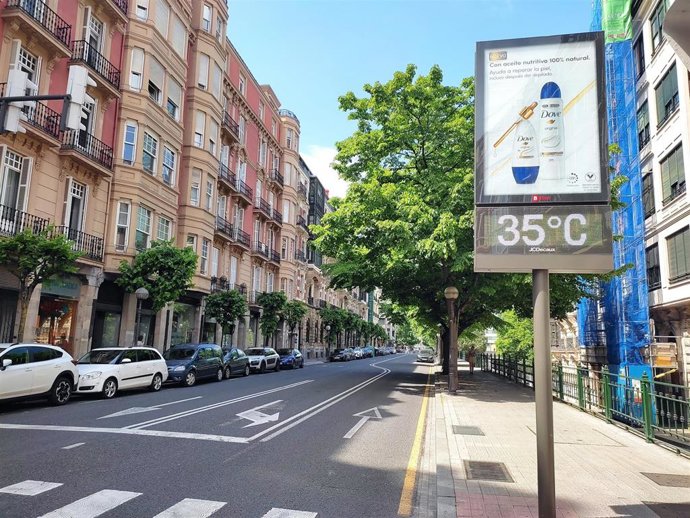 Termómetro que muestra 35 C en una calle de Bilbao