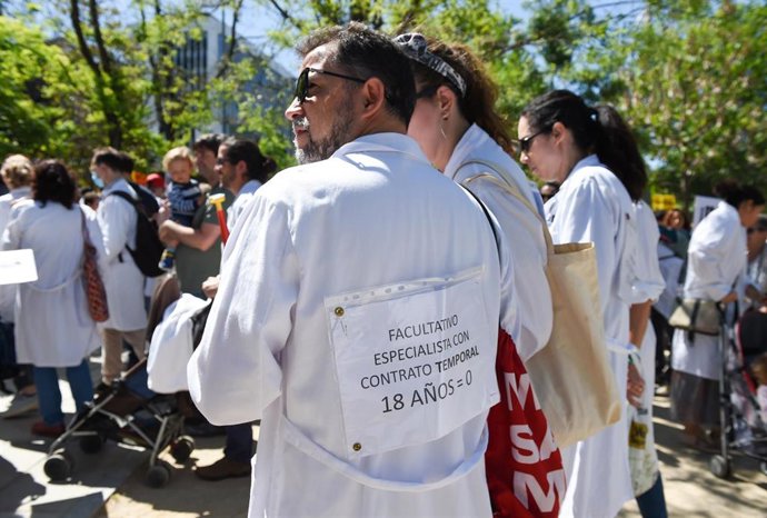 Varias personas en una manifestación para pedir estabilidad en el empleo 