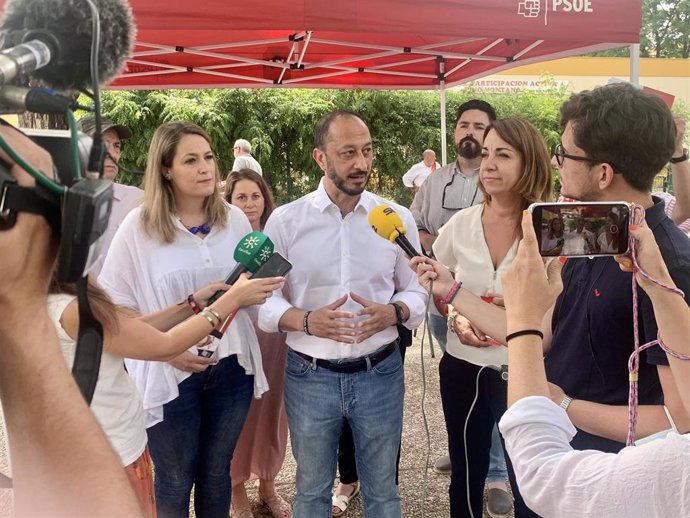 El secretario de Política Municipal del PSOE, Alfonso Rodríguez Gómez de Celis, este viernes en una atención a medios en Sevilla.