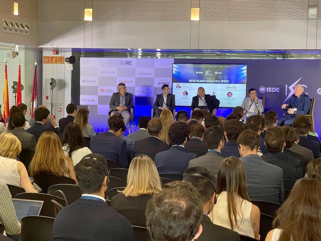 José Hidalgo (segundo por la derecha) en una de las mesas de debate de la ISDE Sports Convention 20222