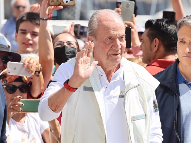 El Rey Juan Carlos, vitoreado a su llegada al Club Náutico de Sanxenxo