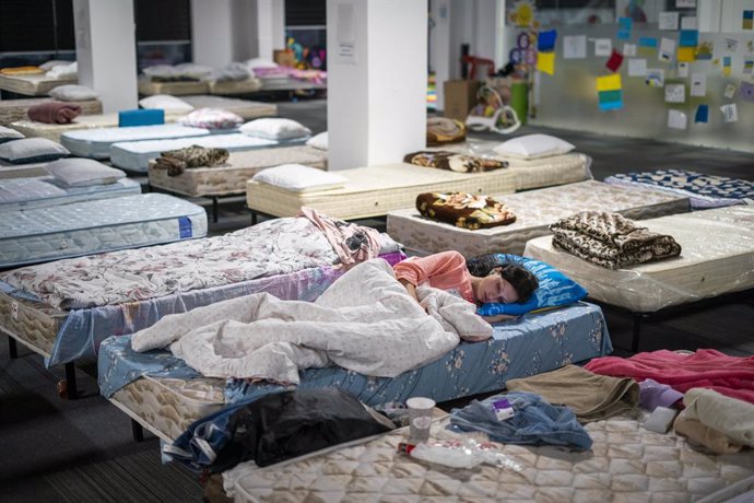 12 May 2022, Romania, Iasi: A Ukrainian refugee sleeps in a temporary bed at the Egros refugee transit centre. Photo: Kirsty O'connor/PA Wire/dpa