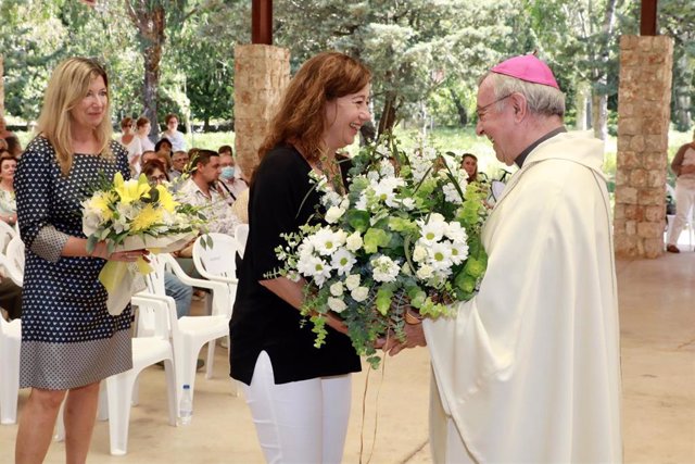 La presidenta del Govern, Francina Armengol, participa en la ofrenda floral a la Virgen de Lluc.