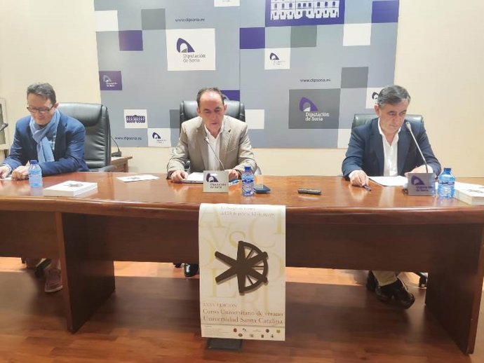 De izda a dcha, Carmelo Gómez, Benito Serrano y Antonio pardo presentan los cursos universitarios de El Burgo de Osma.