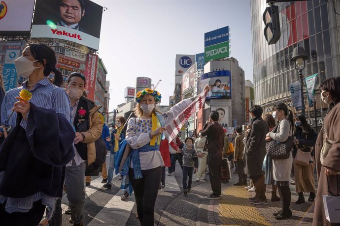 Archivo - 05 March 2022, Japan, Tokio: Protesters hold placards as they march in central Tokyo to protest against Russia's invasion of Ukraine. Photo: Stanislav Kogiku/SOPA Images via ZUMA Press Wire/dpa