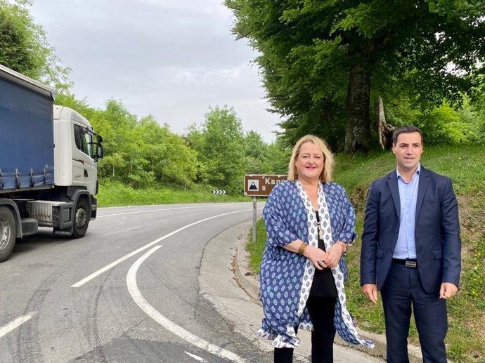 Los diputados Imanol Pradales (Bizkaia) y Aintzane Oiarbide (Gipuzkoa) en el Alto de Kanpazar.