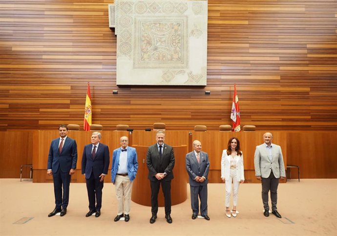 El actual presidente de las Cortes, Carlos Pollán, junto a seis de sus homólogos anteriores.