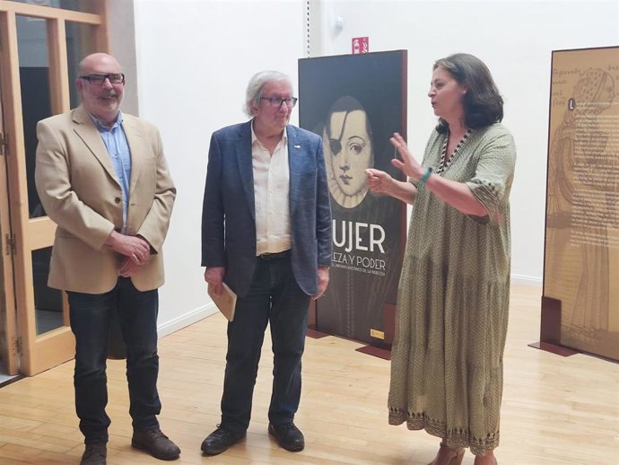 De izda a dcha, Miguel Latorre, Jesús Bárez y Arancha Lafuente inauguran la exposición 'Mujer, Nobleza y Poder'.