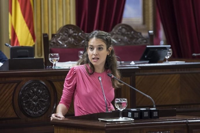 La vicepresidenta del Parlament balear y diputada de Unidas Podemos, Gloria Santiago, en una intervención en la Cámara autonómica.