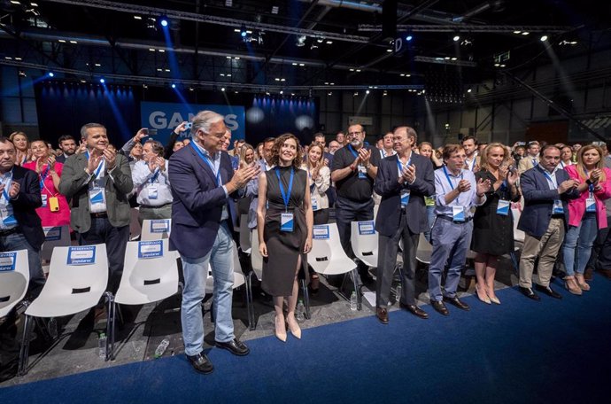 Miembros del PP aplauden a la presidenta de la Comunidad de Madrid, Isabel Díaz Ayuso, a su llegada a la primera jornada del XVII Congreso del Partido Popular de Madrid, en Feria de Madrid IFEMA, a 21 de mayo de 2022, en Madrid, (España). E