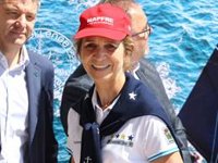 La Infanta Elena, su emoción y alegría ante los vítores y aplausos al Emérito en su regreso