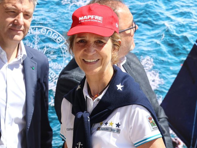 La Infanta Elena, con una inmensa sonrisa al comprobar el cariño del pueblo hacia su padre