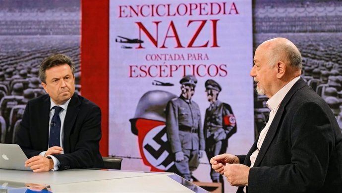 El escritor Juan Eslava Galán presenta su libro 'La enciclopedia nazi para escépticos', en foto de archivo.