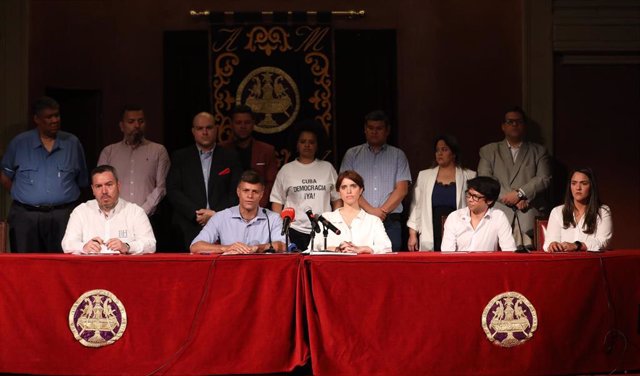 El disidente nicaragüense Santiago Urbina, el dirigente opositor venezolano Leopoldo López, la opositora cubana Carolina Barrero, el opositor cubano Junior García y la política venezolana Estefania Parra durante un acto en el Ateneo de Madrid.