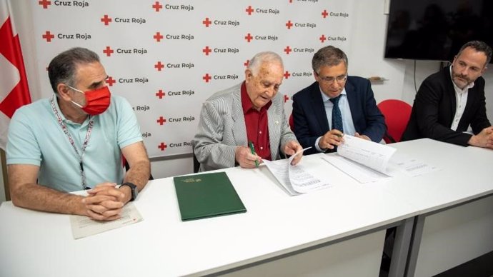 El consejero de Servicios Sociales y Gobernanza Pública, Pablo Rubio, y el presidente del Comité Autonómico de Cruz Roja Española en La Rioja, Fernando Reinares, han firmado el convenio de colaboración