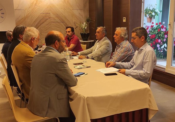 Sánchez-Cañete (3d), en la reunión con la plataforma en defensa de la UJA.