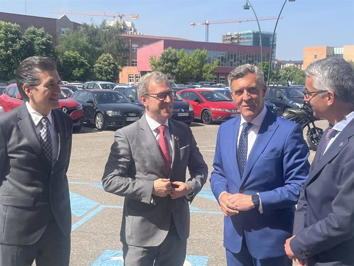 El consejero de Industria, Comercio y Empleo, Mariano Veganzones, -segundo por la izquierda- recibido a las puertas de la Expo LEóni4.0 en la Universidad de León (ULE).