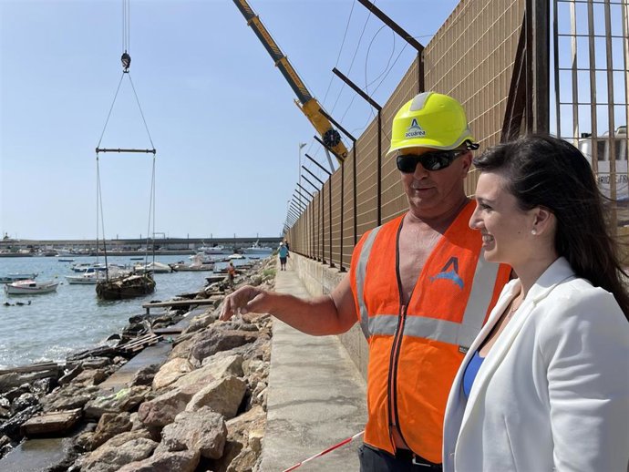 La directora general de Movilidad y Litoral, Marina Munuera, durante su visita a las obras del puerto pesquero-deportivo de Águilas, que incluye la reflotación de barcos que se encontraban en el fondo del mar.