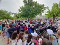 Personas mayores y escolares participan en Jaén en un encuentro intergeneracional en la Vía Verde del Aceite