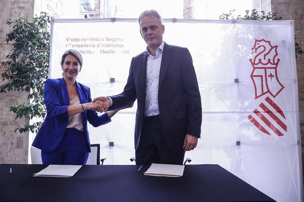 La ministra de Transportes, Movilidad y Agenda Urbana, Raquel Sánchez y el vicepresidente y conseller de Vivienda y Arquitectura Bioclimática de la Generalitat Valenciana, Héctor Illueca, este viernes.