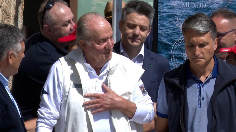 El Emérito, aclamado a su llegada al náutico de Sanxenxo