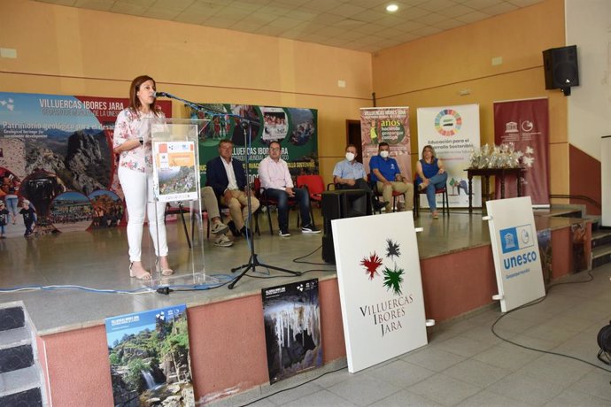 La diputada de Turismo, Patricia Valle, inagura la XIII Semana Europea del Geoparque en Navalvillar de Ibor