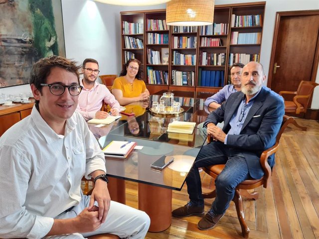 El responsable de hostelería de UITA, Emilio Ferro, en una reunión con el conseller de Modelo Económico, Turismo y Trabajo, Iago Negueruela.